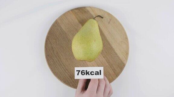 在梨的热量男性的手放一个盘子上有一个梨的热量最高拍摄60帧秒
