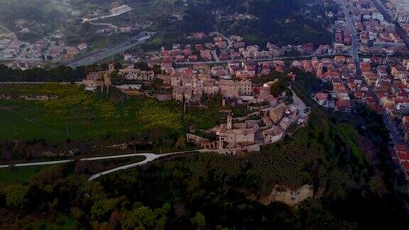 意大利中世纪古老的小镇村庄-鸟瞰图