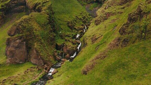鸟瞰冰岛风景中的小溪