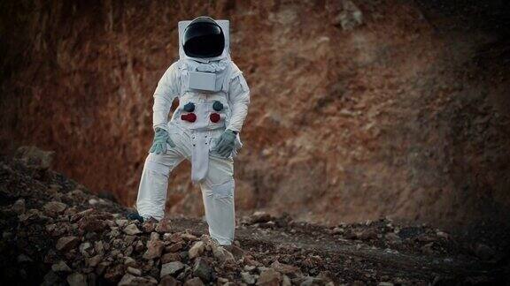 宇航员站在月球上