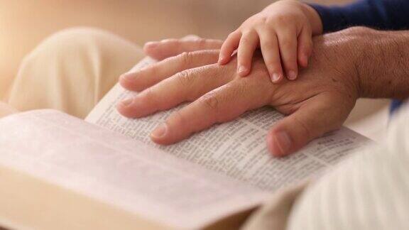 爷爷给小男孩读《圣经》