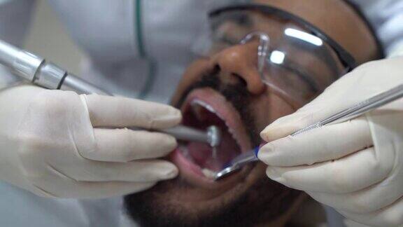 牙医在给病人补牙