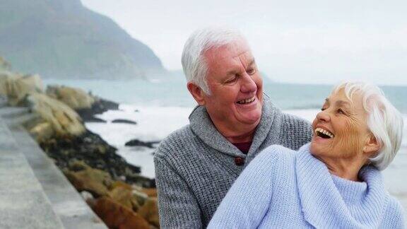 一对老年情侣在海滩上拥抱