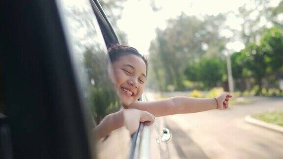 快乐的亚洲小女孩享受和父母在汽车上的公路旅行假期