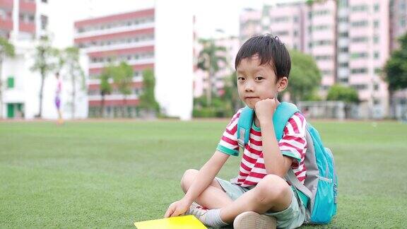 小男孩在学校读书