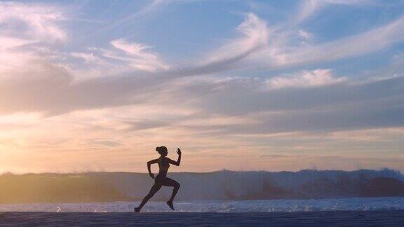 活跃健康和运动的运动员在海滩上跑步与日落天空背景和复制空间阴影轮廓和一个女人的耐力做锻炼锻炼和训练在海边