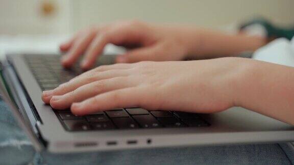 接近智能白种人中学青少年使用笔记本电脑绿屏色度键孩子在键盘上打字侧视图