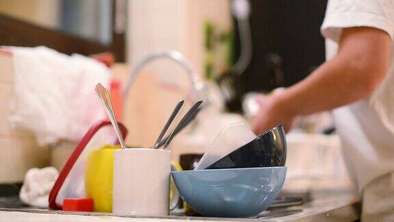 女孩洗碗时注意力不集中注意力集中在一堆脏盘子上
