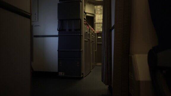 飞机上的客舱到厨房舱的内部视图