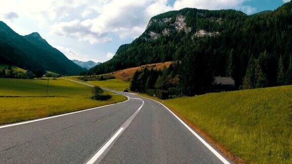 奥地利骑摩托车的人在风景优美的山路上第一人称视角