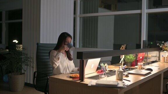 亚洲华裔女白领在办公室工作到深夜独自赶财务报告