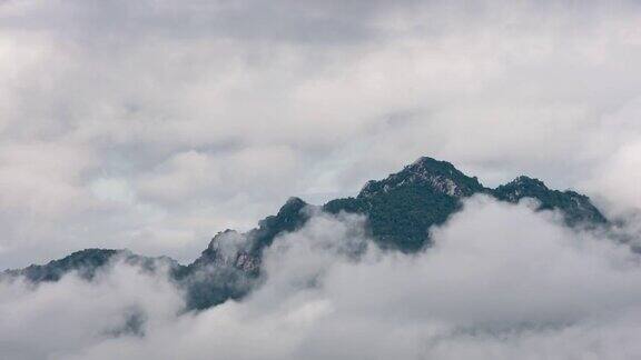 清晨日出时山上有雾