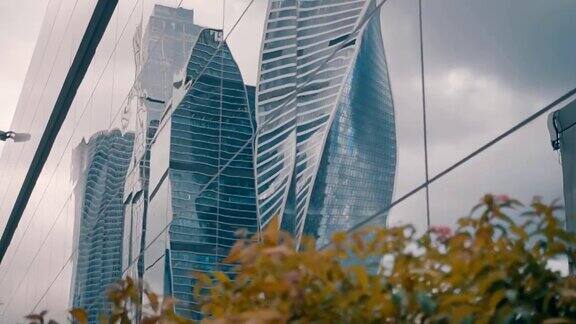 摩天楼的商业中心莫斯科城从玻璃表面反射