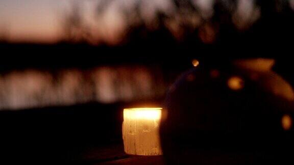日落时分的湖边码头浪漫的蜡烛和灯笼