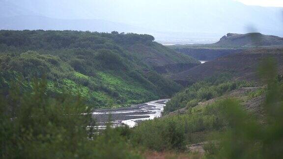 冰岛的火山景观有峡谷、河流和蓝天冰岛的自然