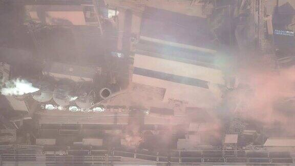 从空中看高炉旧的工厂鸟瞰图工业城市的空气污染来自冶金厂