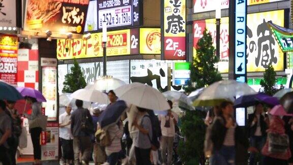 下雨时人群在城市道路上等待过马路