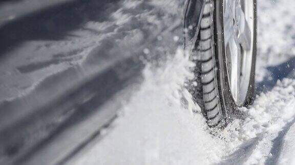 汽车轮胎原地打转无处可去被困在雪地里