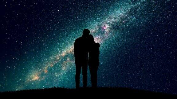 男人和女人在星空下拥抱时间流逝
