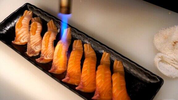 厨师用火枪烧三文鱼寿司