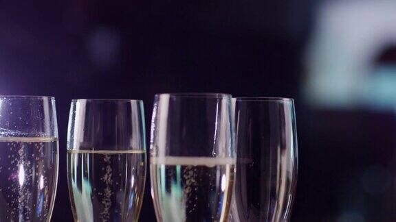 往玻璃杯里倒香槟是在派对上