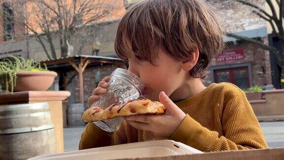 一个吃披萨的小男孩