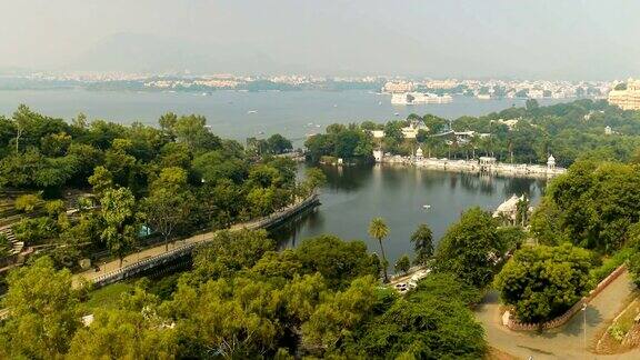 乌代普尔也被称为湖泊之城是印度拉贾斯坦邦的一个城市它是Mewar王国历史上的首都位于前RajputanaAgency