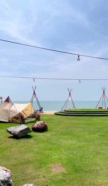 在沙滩上搭帐篷露营可以看到大海和蓝天