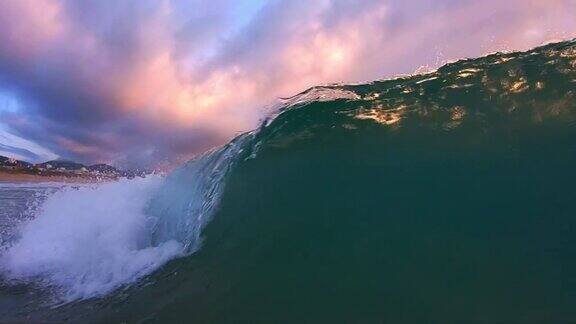 日出时海浪冲上岸来大西洋的波浪在巴西圣卡塔琳娜岛的海岸冲散