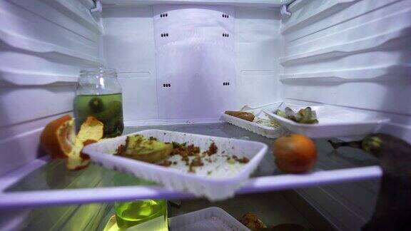 冰箱里有剩饭肮脏的冰箱内景变质的食物
