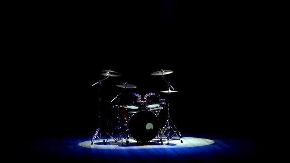 舞台上的鼓以黑色为背景