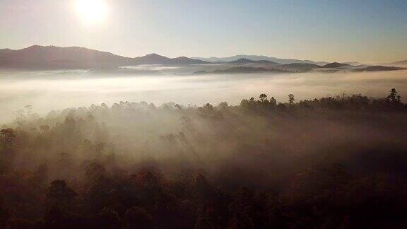 日出在早晨与太阳光束航拍的薄雾和山