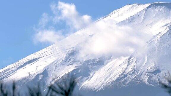 日本富士山山顶上的雾