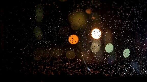 雨滴落在车窗上