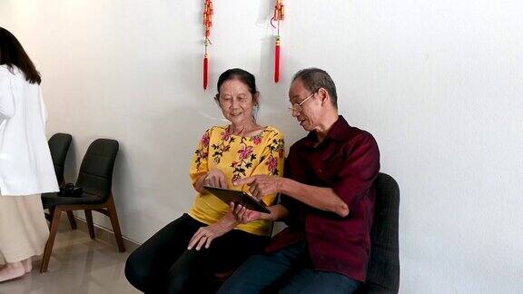 亚洲老年夫妇用数码平板电脑网上购物迎接即将到来的中国新年