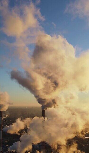 工业工厂的管道排放碳、烟和气体垂直视频