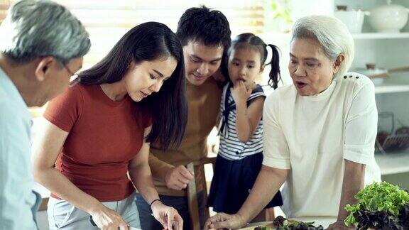 亚洲老母教家人如何在厨房做饭