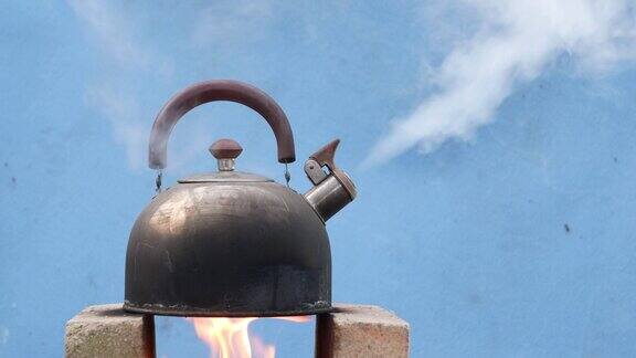 水壶被火加热沸腾了