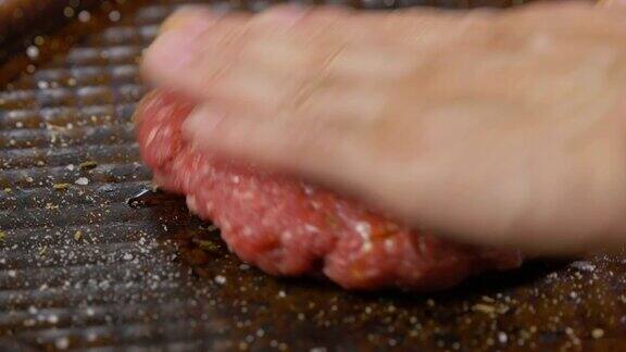 在烤盘上调味牛肉汉堡
