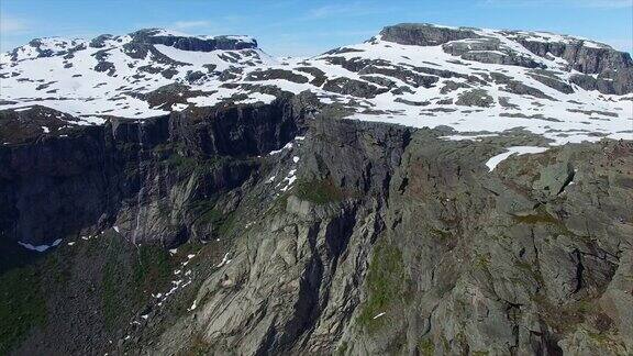 航拍挪威著名巨魔之舌岩石周围的悬崖