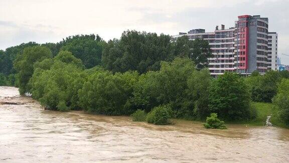 在春季暴雨期间河水又宽又脏河水浑浊