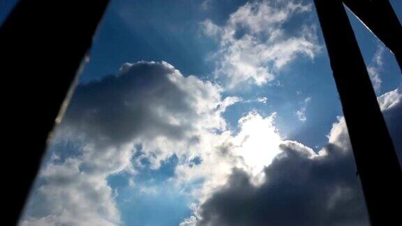 以阳光和云彩为背景的监狱窗户的延时拍摄