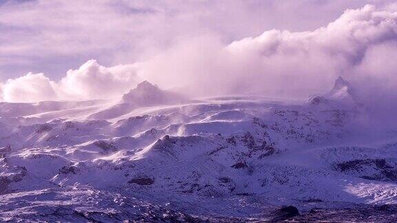 云中的瓦特纳冰川