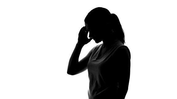 年轻女性患可怕的头痛经前综合症阴影