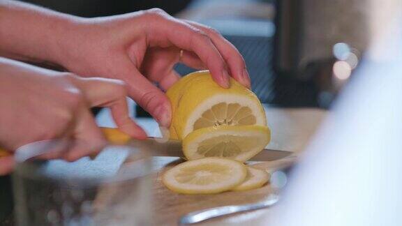 在厨房里切酸橙的手的特写