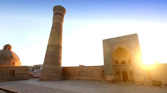 PoiKalon清真寺的纪念碑门和尖塔在布哈拉乌兹别克斯坦
