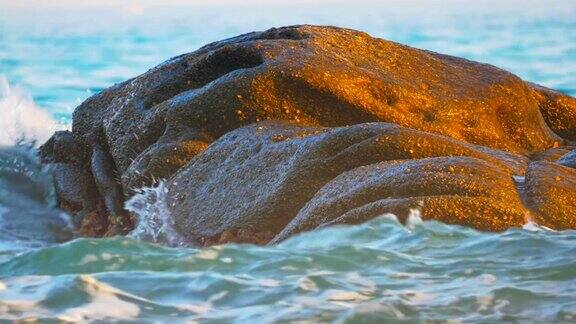 海浪冲击着海里的岩石