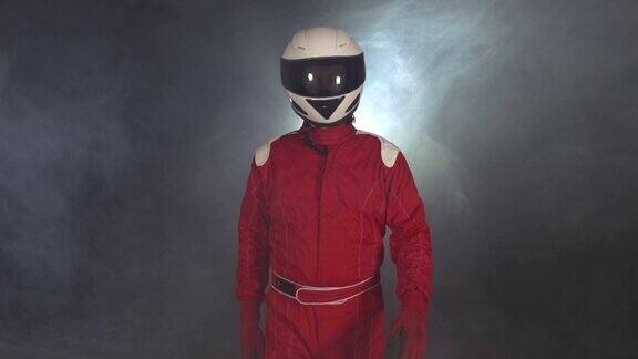 赛车一级方程式赛车手戴着头盔穿过烟雾