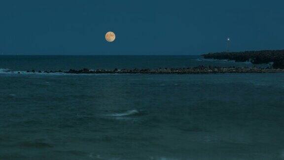 月亮从海上和灯塔升起