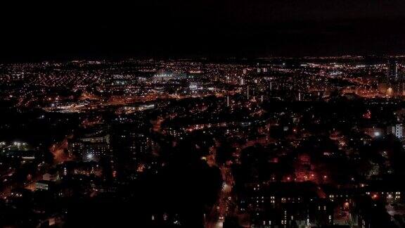 一架无人机拍摄的利兹市中心夜间航拍画面显示西约克郡的市中心在夜晚被灯光照亮